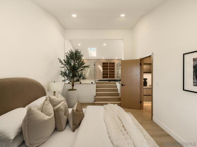 2163 Caminito Circulo Norte, La Jolla CA: https://media.crmls.org/mediaz/5fc75def-069f-448d-9dd7-e5d8de2af7bc.jpg