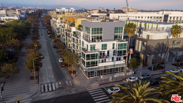 1705 Ocean Avenue, Santa Monica CA: https://media.crmls.org/mediaz/5fc7f1f8-8808-479b-92b2-af63a1cd6285.jpg