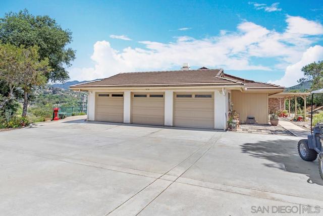 3176 Via Viejas, Alpine CA: https://media.crmls.org/mediaz/5fc82972-56bb-46ac-8d4e-8d00eb67589c.jpg