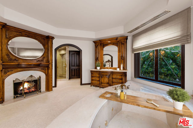 25010 Thousand Peaks Road, Calabasas CA: https://media.crmls.org/mediaz/5fc87ab7-faae-45a1-8a18-f220ff349ab5.jpg
