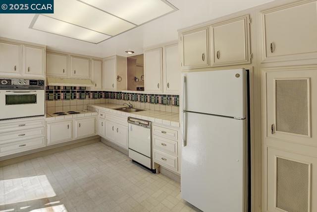 3333 Tice Creek Dr, Walnut Creek CA: https://media.crmls.org/mediaz/5fc966f7-5e27-461e-b1ae-fc252b8dbb68.jpg