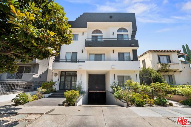 1136 S Shenandoah Street, Los Angeles CA: https://media.crmls.org/mediaz/5fc9cf4d-0b45-4657-8061-545d51455adb.jpg