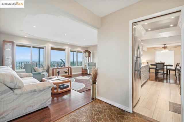 11772 Cranford Way, Oakland CA: https://media.crmls.org/mediaz/5fc9fbb4-85b8-4feb-9810-c01ae7510366.jpg