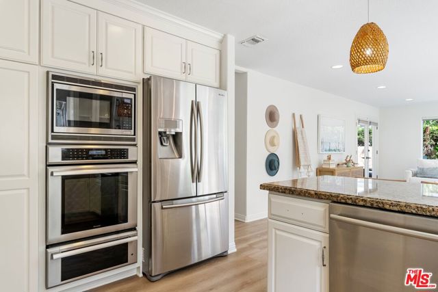 stainless steel appliances with pantry space!!