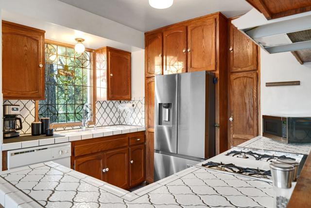 574 Lucerne Drive Drive, Big Bear CA: https://media.crmls.org/mediaz/5fcaa49f-50da-4ac7-bcf5-0faf811c8564.jpg