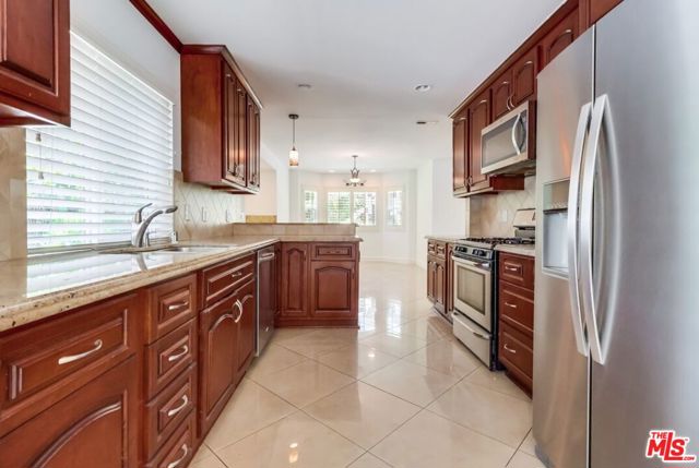 687 Mount Carmel Drive, Claremont CA: https://media.crmls.org/mediaz/5fcac0f0-80de-432a-9365-258216baeff0.jpg