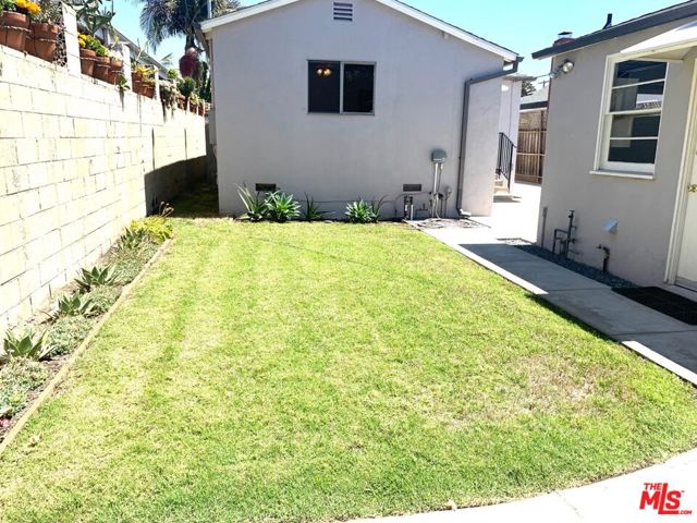 3125 Stanford Avenue, Venice CA: https://media.crmls.org/mediaz/5fcb02fa-4941-4d58-925e-aa50d9c86c25.jpg