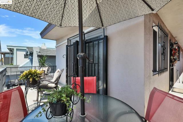 6610 Bancroft Avenue, Oakland CA: https://media.crmls.org/mediaz/5fcb4de5-441e-4358-b2e2-2281a602659e.jpg