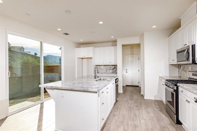 Detail Gallery Image 6 of 15 For 21689 Trail Ridge Dr, Escondido,  CA 92029 - 3 Beds | 2/1 Baths