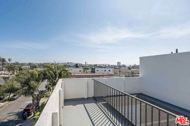 2103 S Burnside Avenue, Los Angeles CA: https://media.crmls.org/mediaz/5fcb6cf1-3b0b-4979-8bec-c221e70fbd9f.jpg