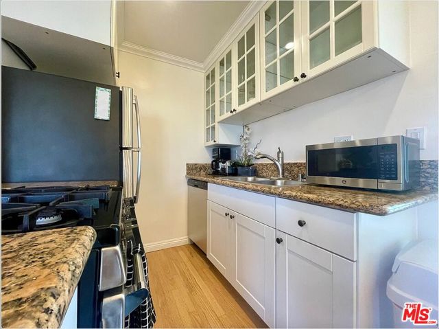 1212 10th Street, Santa Monica CA: https://media.crmls.org/mediaz/5fcbafd5-cab9-413a-8170-d1ab34bdfecd.jpg