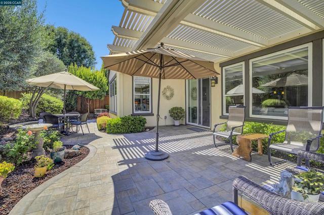 1648 Chianti Ln, Brentwood CA: https://media.crmls.org/mediaz/5fcbf339-f0a1-4281-9330-73f3dbbdc93c.jpg