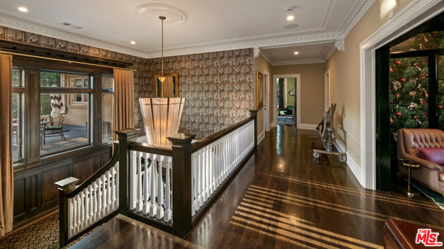 601 S Windsor Boulevard, Los Angeles CA: https://media.crmls.org/mediaz/5fcc1607-e29a-4b00-afbd-3f80e1788275.jpg