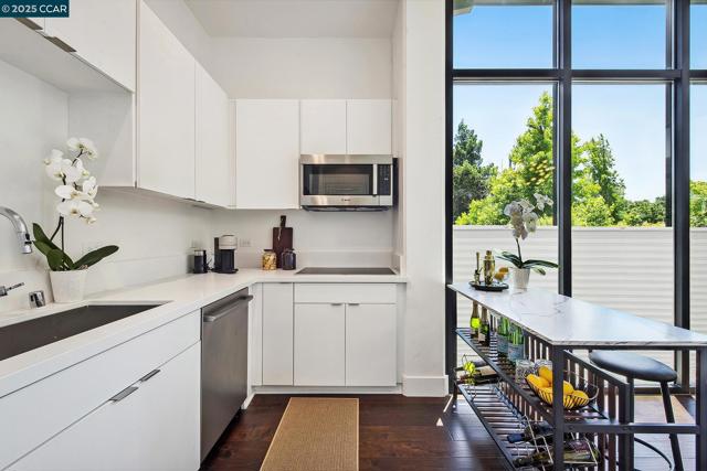210 Lafayette Circle, Lafayette CA: https://media.crmls.org/mediaz/5fccfa3a-90a2-4e3c-927b-c6ad48a1ac98.jpg