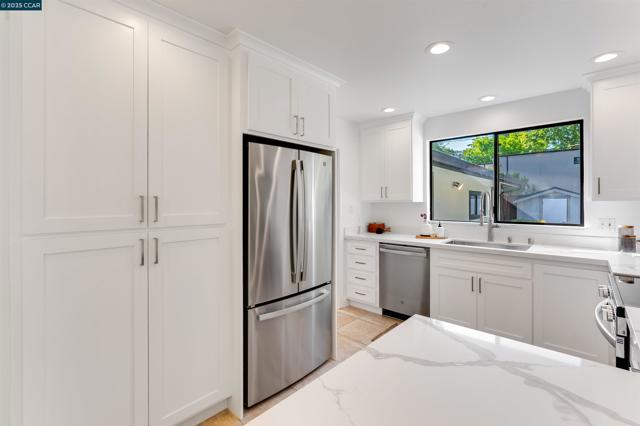 2424 San Miguel Dr, Walnut Creek CA: https://media.crmls.org/mediaz/5fcd1a43-8eae-42e9-a0cc-8f71b0eb42c0.jpg