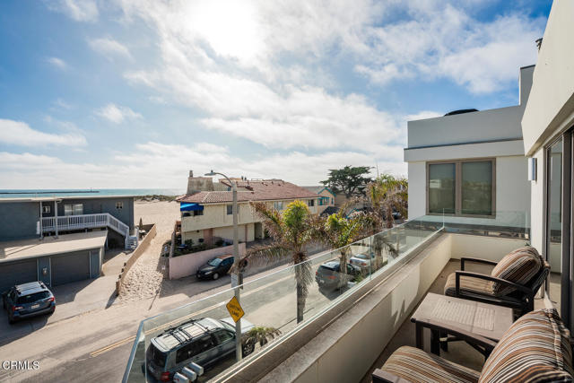 3300 Ocean Drive, Oxnard CA: https://media.crmls.org/mediaz/5fce8b39-83bb-402f-a8f1-16847f5daa13.jpg