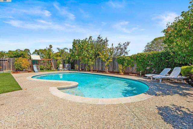 7574 Birkdale Dr, Newark CA: https://media.crmls.org/mediaz/5fce9529-cb95-4162-9708-2e987a1fdd39.jpg