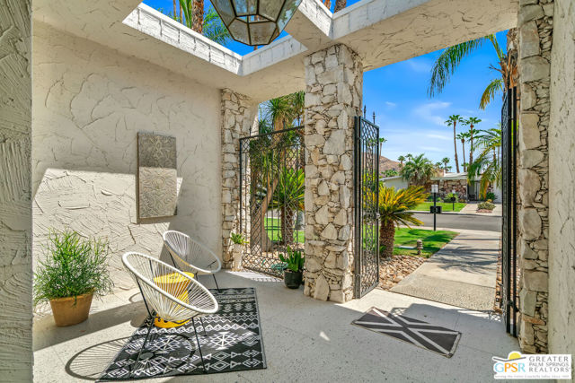 1404 E Sierra Way, Palm Springs CA: https://media.crmls.org/mediaz/5fcfa957-d4bd-45a1-bd7c-092f149fb731.jpg