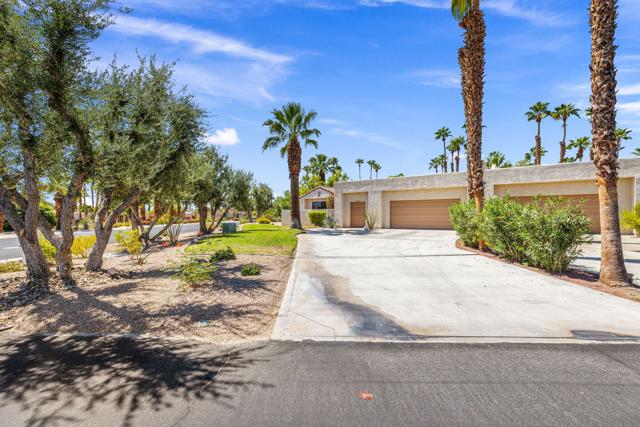 10605 Wimbledon Drive, Rancho Mirage CA: https://media.crmls.org/mediaz/5fcfc899-0b95-4b6e-82c8-65541ab94580.jpg