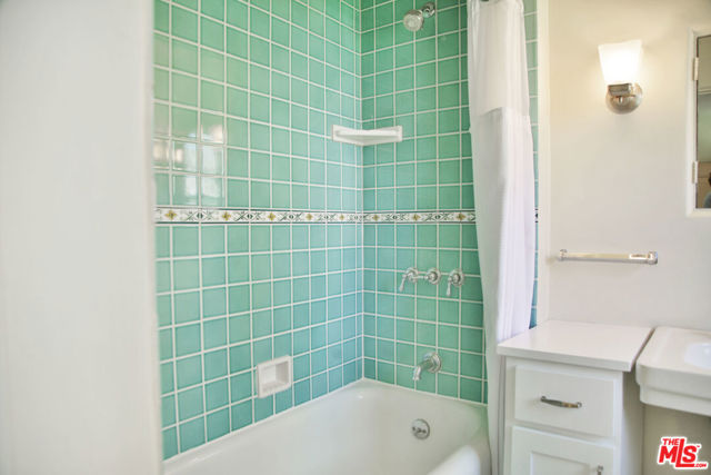 2963 Queensbury Drive, Los Angeles CA: https://media.crmls.org/mediaz/5fcff02f-3544-4ad6-a44e-a45ac42a4333.jpg
