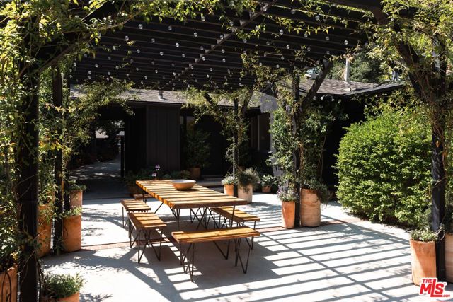 8427 Oswego Street, Sunland CA: https://media.crmls.org/mediaz/5fcff037-2f9f-4962-907b-6aa0a9eec30b.jpg