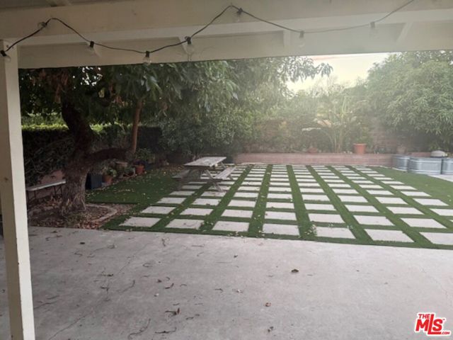 9333 Swinton Avenue, North Hills CA: https://media.crmls.org/mediaz/5fcffdc9-0a1e-4017-8fcd-d4bbf4ec82f2.jpg