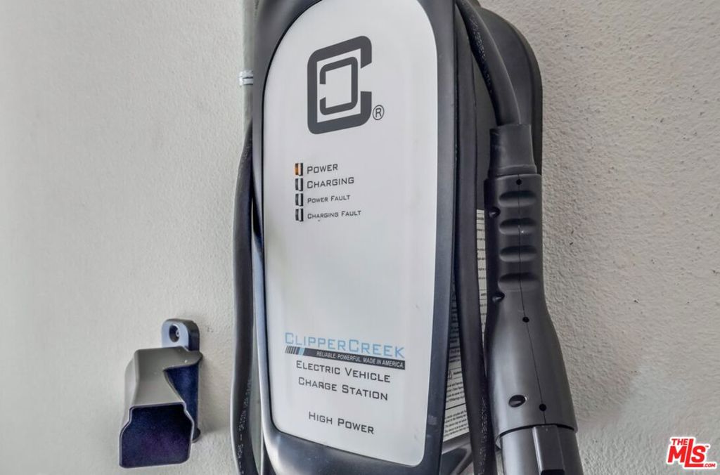 https://media.crmls.org/mediaz/5fd0faea-2a4e-46ae-9d45-afaa5dbeac9b.jpg?preset=X-Large