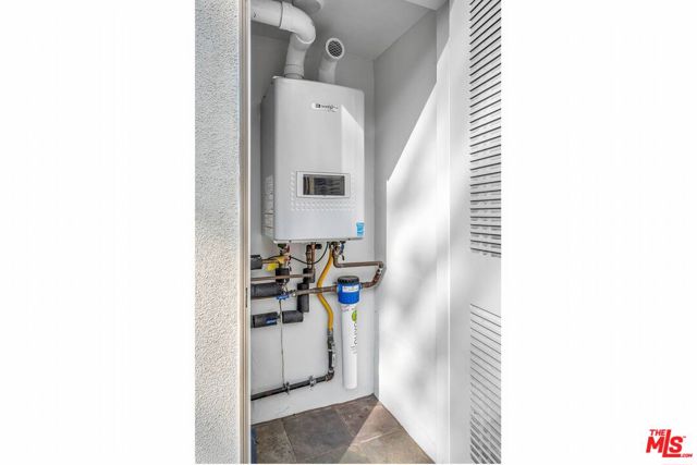 10321 Rochester Avenue, Los Angeles CA: https://media.crmls.org/mediaz/5fd140b3-0a35-4101-b60a-be8ab4a585c9.jpg