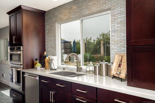13349 Portofino Dr, Del Mar CA: https://media.crmls.org/mediaz/5fd1e0c5-f071-4449-8607-72617983a453.jpg