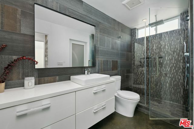 11645 Montana Avenue, Los Angeles CA: https://media.crmls.org/mediaz/5fd1ec40-6842-4b43-b06c-cc333aedf39b.jpg