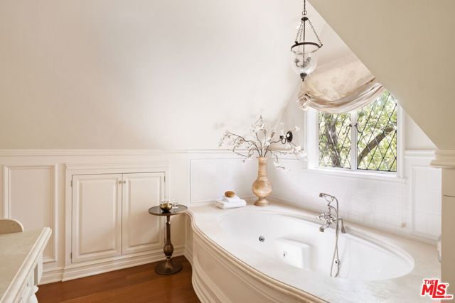 143 S Muirfield Road, Los Angeles CA: https://media.crmls.org/mediaz/5fd1ef5b-2374-4114-bd4b-287f1c25c44c.jpg