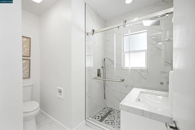 2718 Carmel St, Oakland CA: https://media.crmls.org/mediaz/5fd2ce37-3ad3-496a-9bea-e1280ef1cde3.jpg