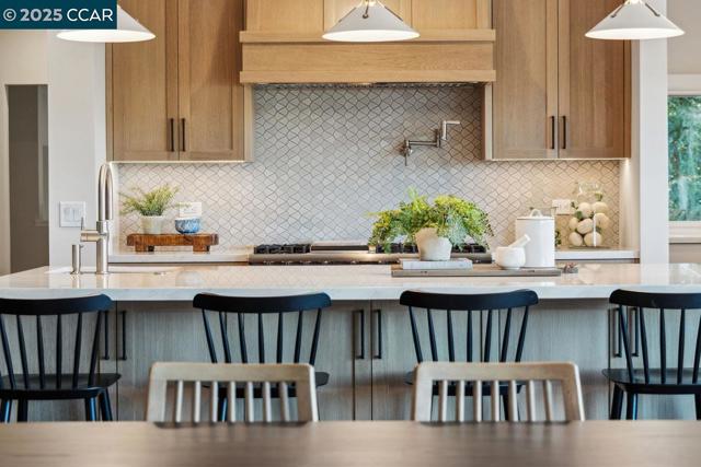 625 Sky Hy Cir, Lafayette CA: https://media.crmls.org/mediaz/5fd35d69-6886-4101-b973-f3fa54d9becf.jpg