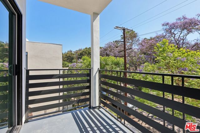 2111 1/2 Holly Drive, Los Angeles CA: https://media.crmls.org/mediaz/5fd39219-d188-4224-90e3-247fea3195e0.jpg