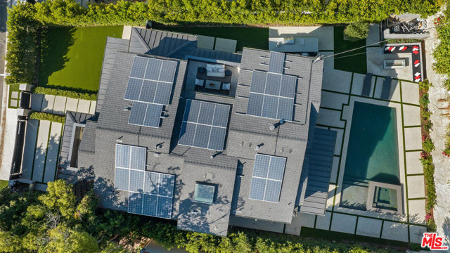 1530 N Beverly Drive, Beverly Hills CA: https://media.crmls.org/mediaz/5fd40d23-f7e7-494e-9304-24690ae264e5.jpg