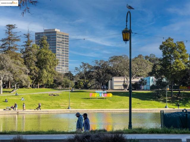 429 Euclid Ave, Oakland CA: https://media.crmls.org/mediaz/5fd4cef9-6e1f-400f-b4f5-03057e5967b1.jpg