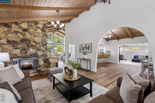 1838 Sunnyvale Ave, Walnut Creek CA: https://media.crmls.org/mediaz/5fd59462-578b-407b-a8b2-5e8db7de7dfd.jpg