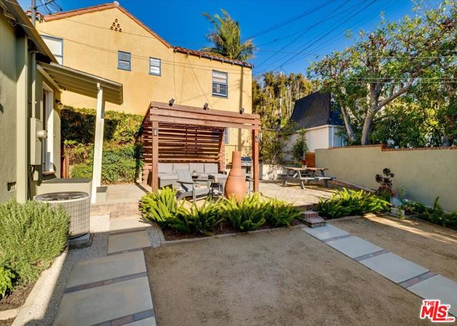 340 S Madison Way, Glendale CA: https://media.crmls.org/mediaz/5fd59805-7b8d-4139-ba52-311921d97476.jpg