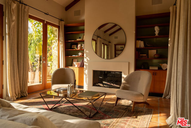 416 Carroll Canal, Venice CA: https://media.crmls.org/mediaz/5fd59f3d-cab3-4b7f-8da9-56b840f7792d.jpg