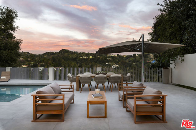 2612 Wallingford Drive, Beverly Hills CA: https://media.crmls.org/mediaz/5fd61d56-b092-463b-864d-b3d56013418d.jpg