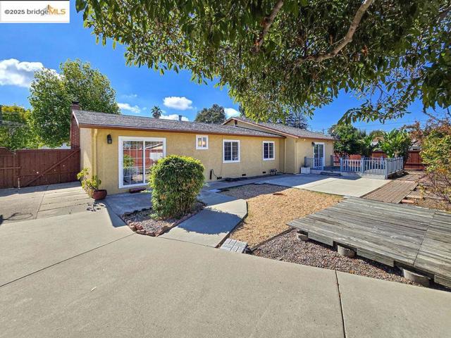 1651 Michael Dr, Pinole CA: https://media.crmls.org/mediaz/5fd69699-8a61-45bc-b146-acde6371adb1.jpg
