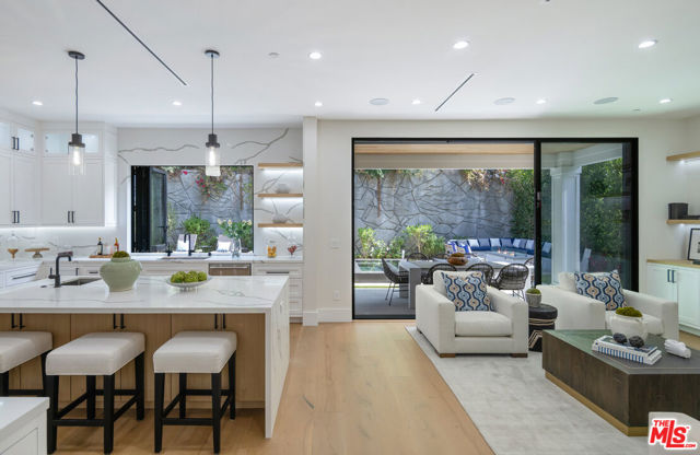 1534 N Beverly Drive, Beverly Hills CA: https://media.crmls.org/mediaz/5fd7a766-ac97-42a0-9ffd-de5e125d3ed0.jpg
