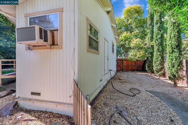 1971 Emerald St, Concord CA: https://media.crmls.org/mediaz/5fd81be5-de34-4d11-88e8-9d8e9795860b.jpg
