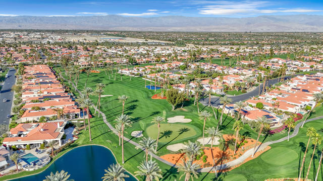 75273 Spyglass Drive, Indian Wells CA: https://media.crmls.org/mediaz/5fd864c2-36bf-4a2a-8251-9615e49facb8.jpg