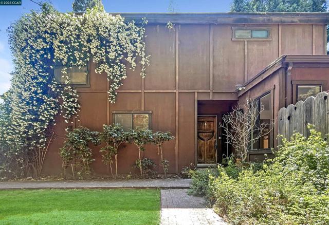 54 Creek Tree Ln, Alamo CA: https://media.crmls.org/mediaz/5fd8aa2d-39df-46b6-9d9c-deb8a93078f7.jpg