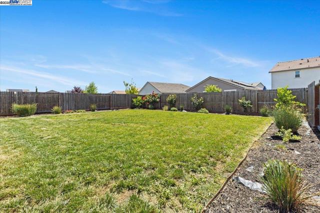 946 Osprey Dr, Lathrop CA: https://media.crmls.org/mediaz/5fd8ab98-42f6-42e2-8ed5-3de616e4d585.jpg