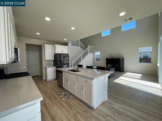 5541 Promontory Way, Antioch CA: https://media.crmls.org/mediaz/5fd8cfe9-693e-4d0f-9aad-3fce950e09a6.jpg