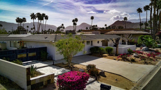 48320 Beverly Drive, Palm Desert CA: https://media.crmls.org/mediaz/5fd8e0ef-75c9-48d9-acb1-78f458c6bdc1.jpg