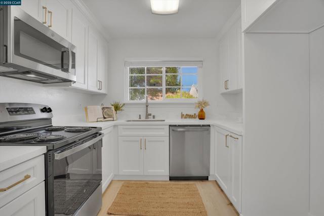3253 Madrone St, Antioch CA: https://media.crmls.org/mediaz/5fdaaacc-4357-4b81-91e0-b8f9deb9d634.jpg