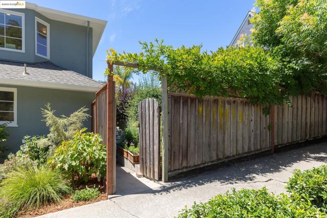 2773 Argyle Street, Oakland CA: https://media.crmls.org/mediaz/5fdab025-3d1e-4302-8aa7-a8a9f0caebf8.jpg